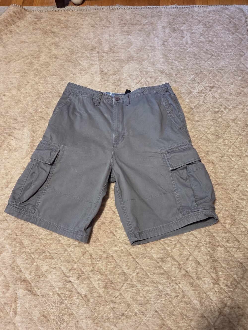 Men's Gray Cargo Shorts with Multiple Utility Pockets